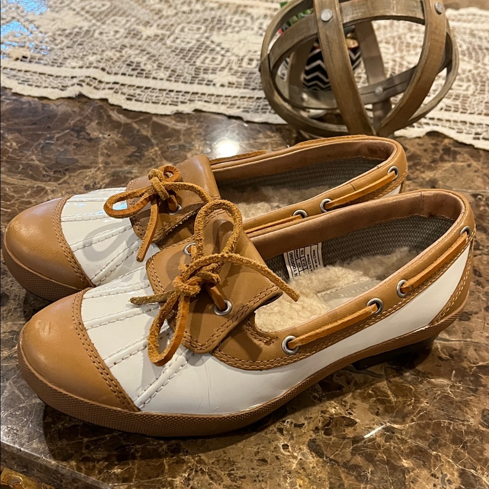 UGG Ashdale Waterproof Tan/White Leather Sheepskin Lined Low Duck Shoes size 6.5